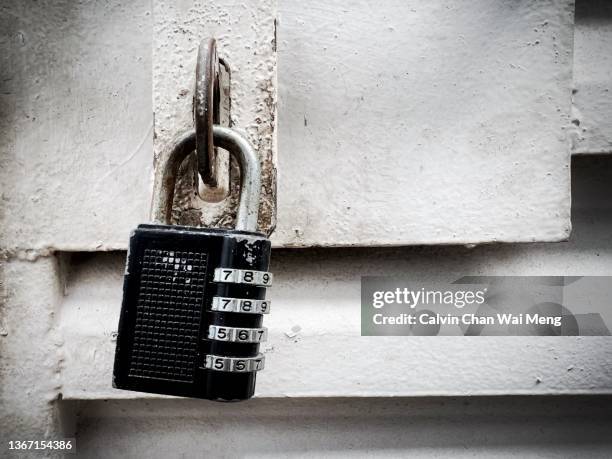 keyless 4 digit combination padlock - cyber security awareness month stockfoto's en -beelden