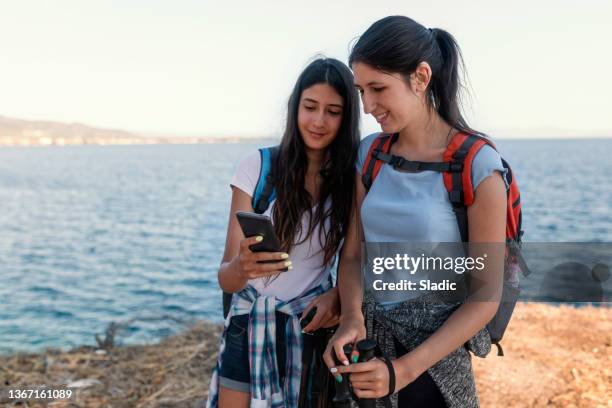 disfrutar en la naturaleza - friends sharing mediterranean fotografías e imágenes de stock