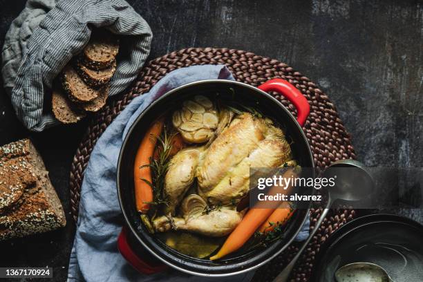 sopa de pollo saludable con verduras orgánicas y pan integral - caldo fotografías e imágenes de stock