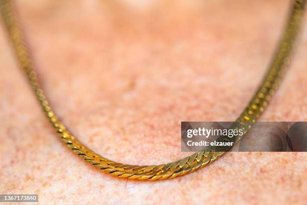 golden necklace - cadena de oro fotografías e imágenes de stock