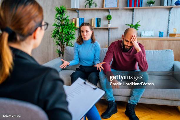 paar mit problemen in der beziehung - eheberatung stock-fotos und bilder