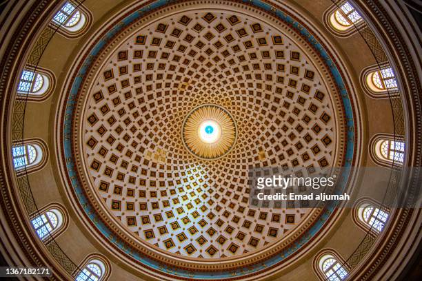 miracle church of mosta rotunda, the sanctuary basilica of the assumption of our lady, mosta, malta - kuppeldach oder kuppel stock-fotos und bilder