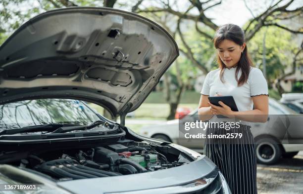 un ajustador de seguros asiático que inspecciona los daños al vehículo - car insurance fotografías e imágenes de stock