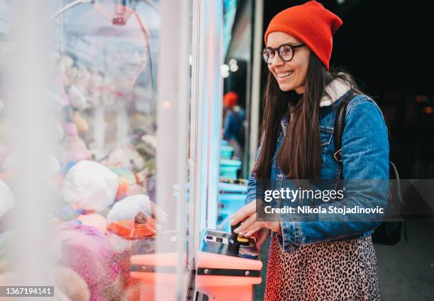 toy machine and woman - claw machine stockfoto's en -beelden