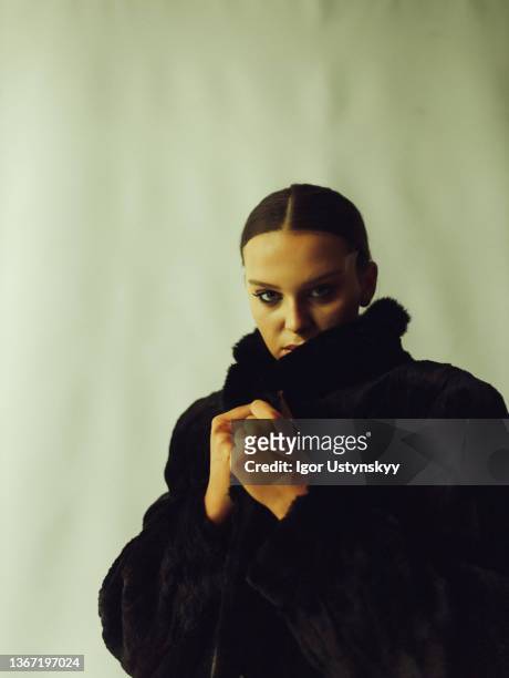 young fashionable woman in winter coat - casaco de pele imagens e fotografias de stock