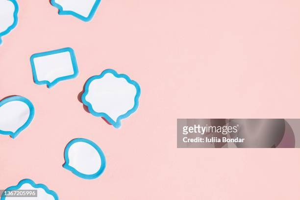 blue blank note on pink background - speech marks stock pictures, royalty-free photos & images