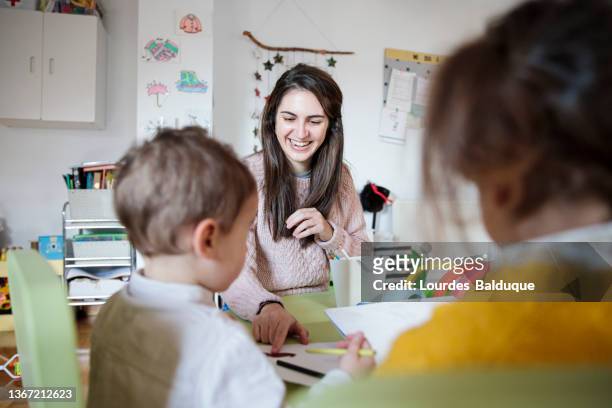 kindergarten teacher at school - child care worker stockfoto's en -beelden