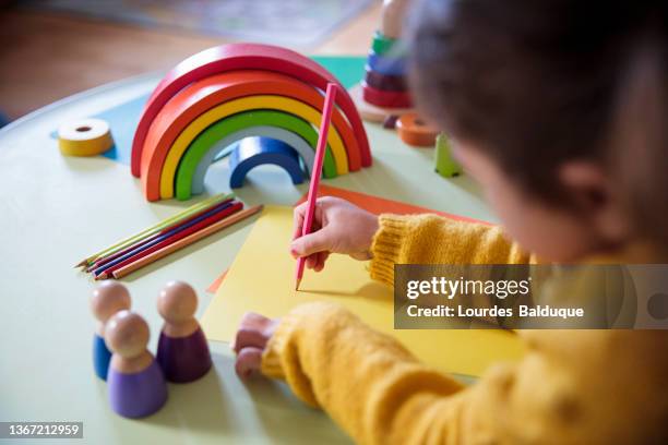 preschooler painting and coloring - kita stock-fotos und bilder