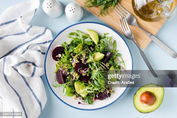 vegan beetroot avocado salad - rucola foto e immagini stock