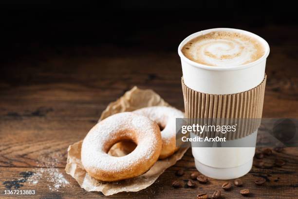 takeaway coffee cup and donuts - mesa cafeteria perfil fotografías e imágenes de stock