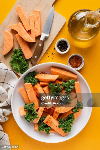 sweet potato wedges preparation - baked sweet potato stock-fotos und bilder