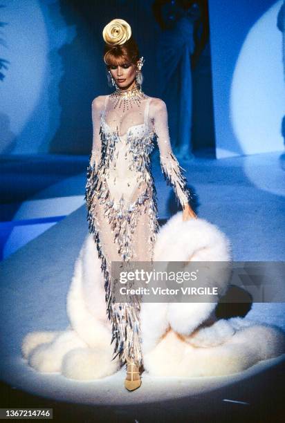 Claudia Schiffer walks the runway during the Thierry Mugler Ready to Wear Fall/Winter 1995-1996 fashion show as part of the Paris Fashion Week on...