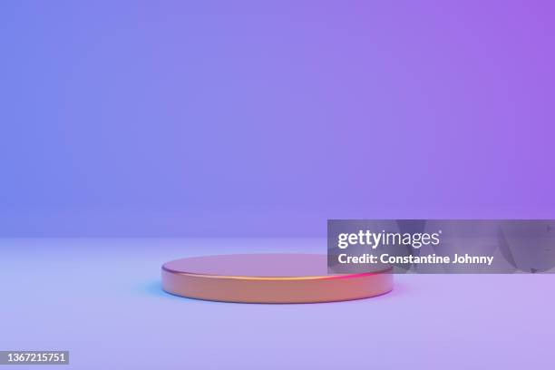 round golden podium on bluish violet background - plataforma elevada fotografías e imágenes de stock