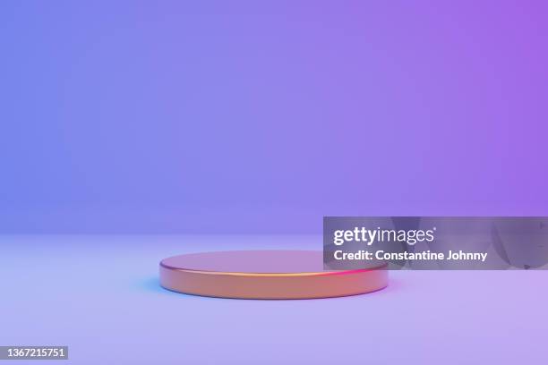 round golden podium on bluish violet background - pedestal fotografías e imágenes de stock