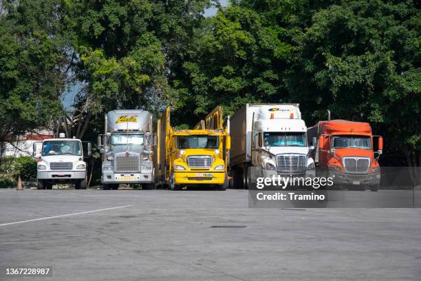 american tractor trucks on a parking - freightliner truck stock pictures, royalty-free photos & images