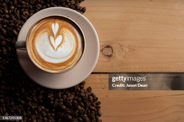 coffee and beans - grano cafe fotografías e imágenes de stock