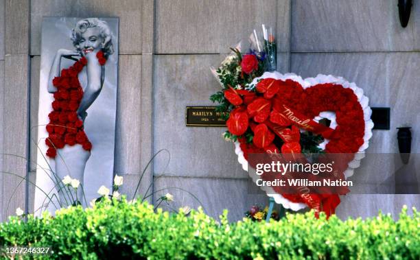General view of Marilyn Monroe's crypt, for the 25th anniversary of her death, on August 4, 1987 at the Westwood Village Memorial Park Cemetery in...