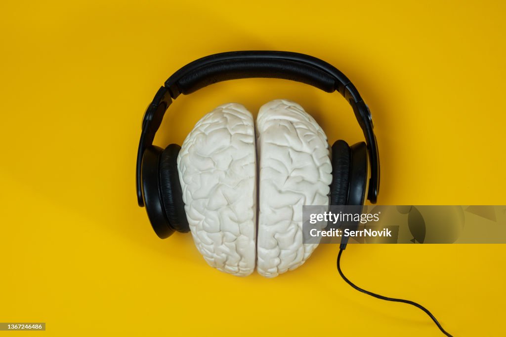 Fones de ouvido no cérebro sobre fundo amarelo