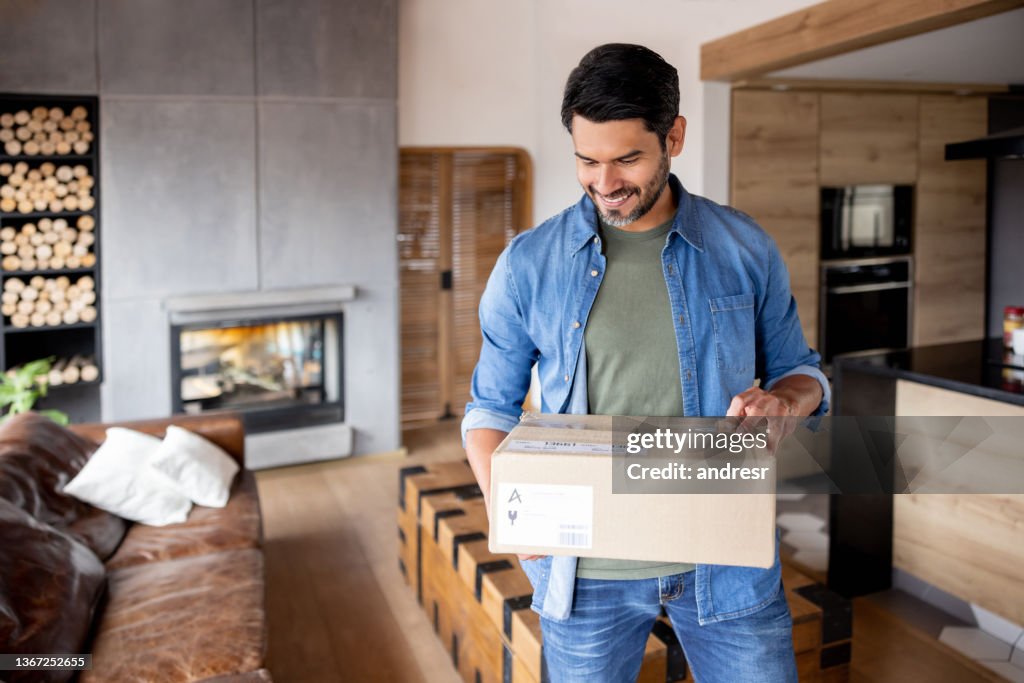 Glücklicher Mann, der ein Paket zu Hause erhält