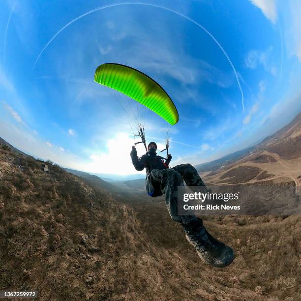 paraglider flying above budapest mountains - water glide stockfoto's en -beelden