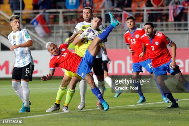 Emiliano Martinez of Argentina makes a save against Eduardo Vargas of Chile during a match between Chile and Argentina as part of FIFA World Cup...