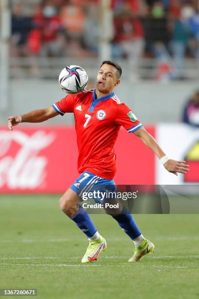 Alexis Sánchez of Chile controls the ball during a match between Chile and Argentina as part of FIFA World Cup Qatar 2022 Qualifiers at Zorros del...