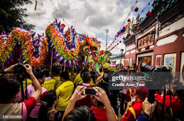 chinese dragon dancers in chinese new year chingay asian in johor bahru, malaysia - johor bahru stock pictures, royalty-free photos & images