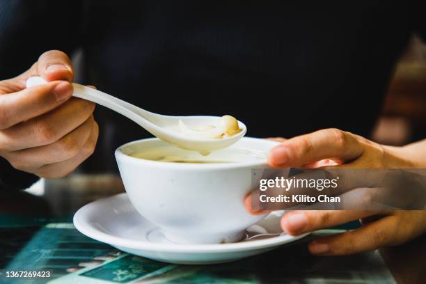 traditional cantonese dessert -  sweet lotus seeds and lily bulb soup (蓮子百合糖水） - chinese soup bildbanksfoton och bilder