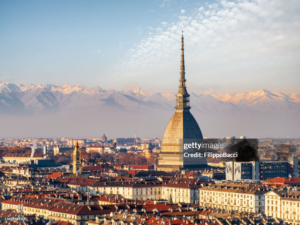 Vue panoramique sur les toits de Turin avec les Alpes en arrière-plan