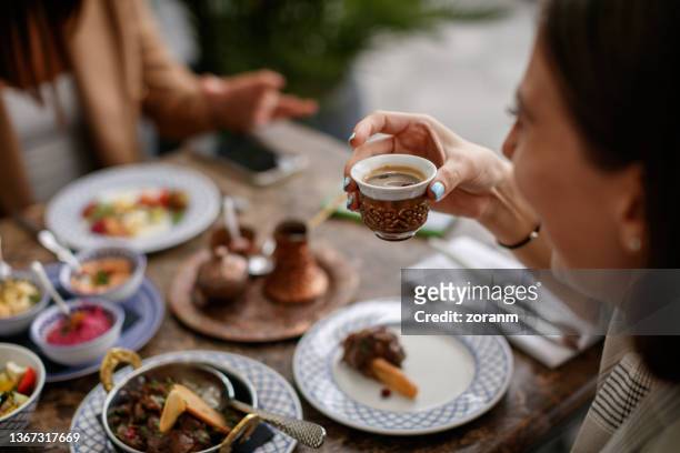 tomar un café después de la cena en el restaurante de cocina de oriente medio de una taza especial - turkish coffee fotografías e imágenes de stock