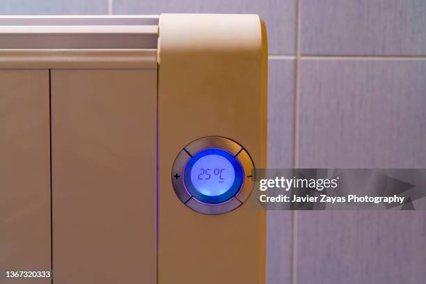 digital lcd thermostat screen on blue light background - celsius photos et images de collection