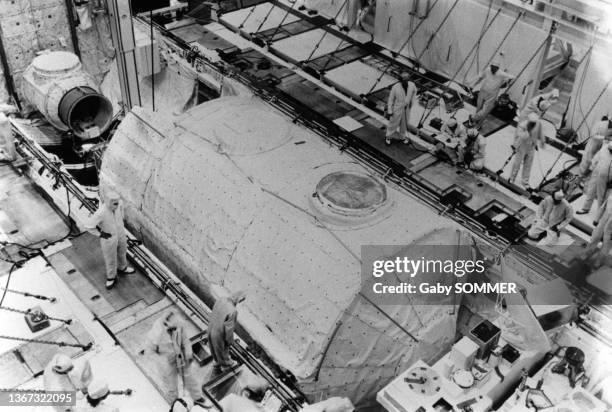 Embarquement du laboratoire de l'Agence Spatiale Européenne à bord de la navette spatiale 'Columbia', le 28 novembre 1983, à Cap Canaveral.