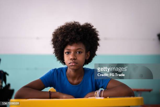 porträt eines ernsthaften mädchens im klassenzimmer - african school kids stock-fotos und bilder
