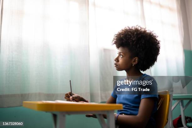 contemplative girl in the classroom - distraído imagens e fotografias de stock