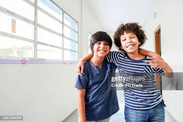 retrato de meninos na escola - duas pessoas - fotografias e filmes do acervo