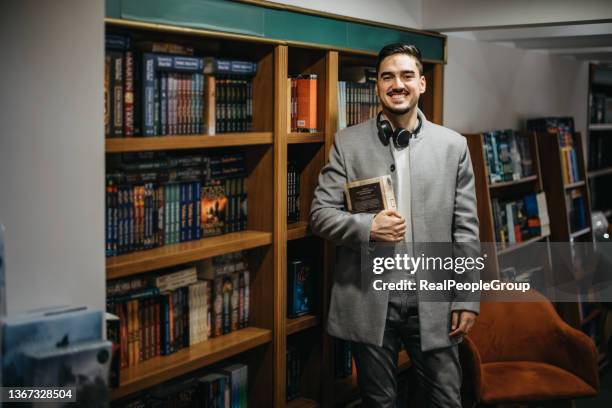 porträt eines gutaussehenden, erfolgreichen jungen mannes, der in einen formellen, stilvollen anzug gekleidet ist und direkt in die kamera schaut. - university students real studying stock-fotos und bilder