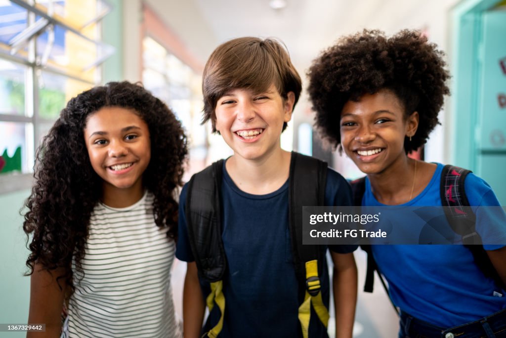 Porträt von Kindern auf dem Flur in der Schule