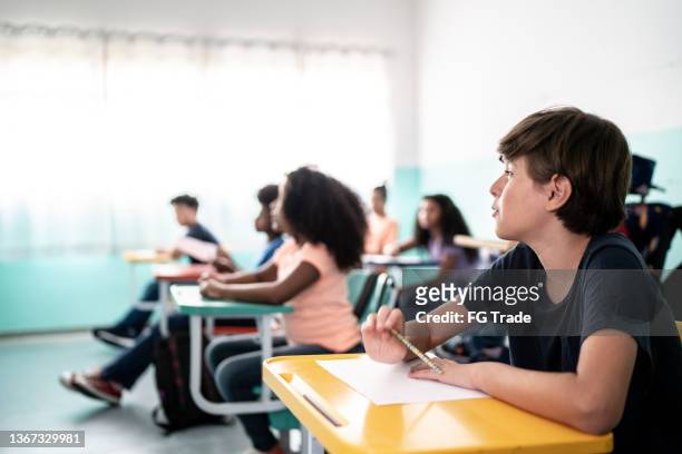 kids in the classroom - 13 pencils stockfoto's en -beelden