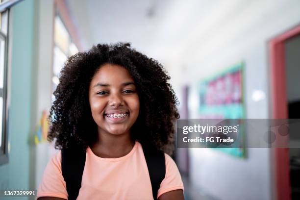 retrato de una niña en la escuela - orthodontics fotografías e imágenes de stock