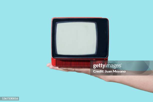 man has an old analog television set - indústria televisiva imagens e fotografias de stock