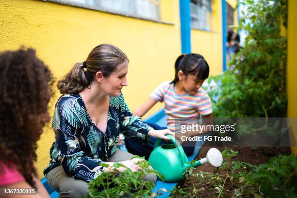 学校の庭に植える生徒たち - school yard ストックフォトと画像