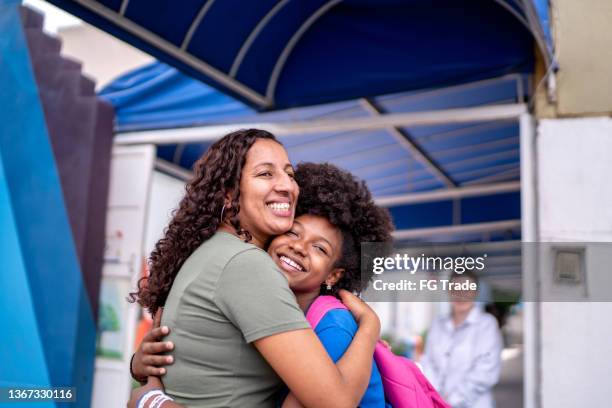 mother and daughter hugging each other in front of school - the premiere of united artists the yes men arrivals stockfoto's en -beelden