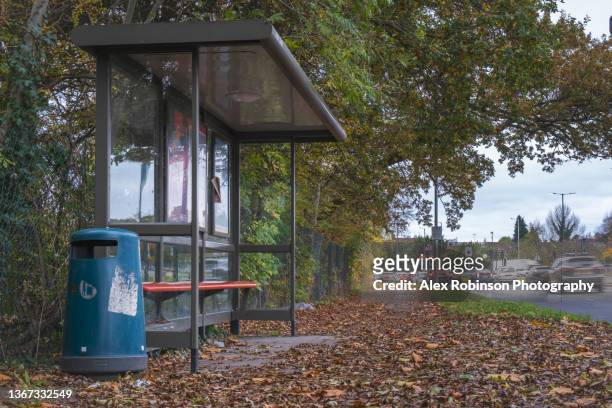 a bus stop in london in autumn - bus shelter stockfoto's en -beelden