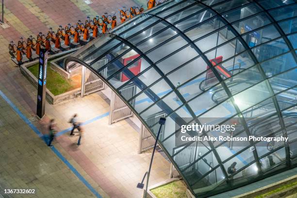 the entrance to a subway station seen from above - underground sign 個照片及圖片檔