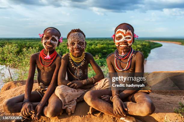 jovens rapazes da tribo karo, etiópia, áfrica  - cultura tribal africana - fotografias e filmes do acervo
