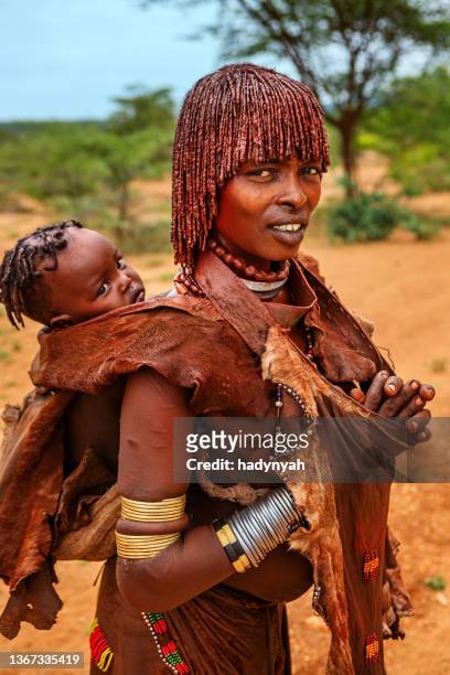 femme de la tribu de hamer portant son bébé, ethiopie, afrique - hamar photos et images de collection