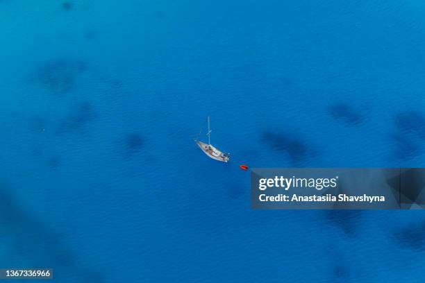 sailboat in the crystal blue sea on zakythos island - verboten stockfoto's en -beelden