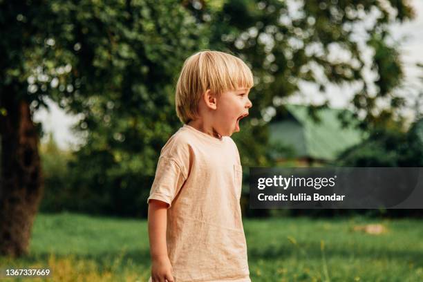 small boy very emotional - enfant crier photos et images de collection