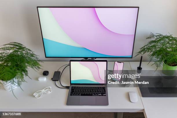 desktop computer working setup - smartphone background stockfoto's en -beelden