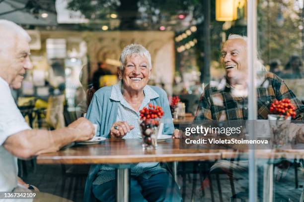 senioren in einem stadtcafé. - altmodern stock-fotos und bilder